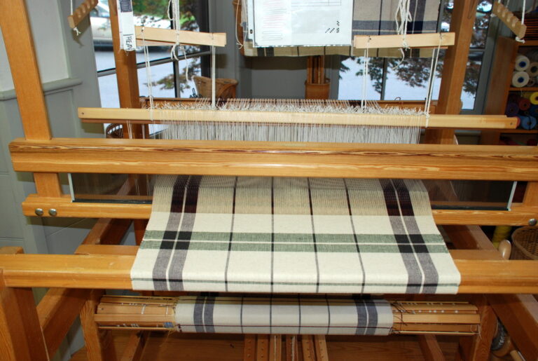 A cotton plain weave towel in plaid.